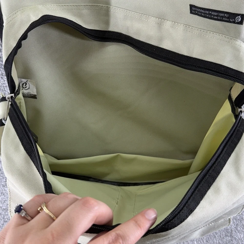 Compack Team Shoulder Messenger Bag Cream Watch The Frog Warner Bros Collectible